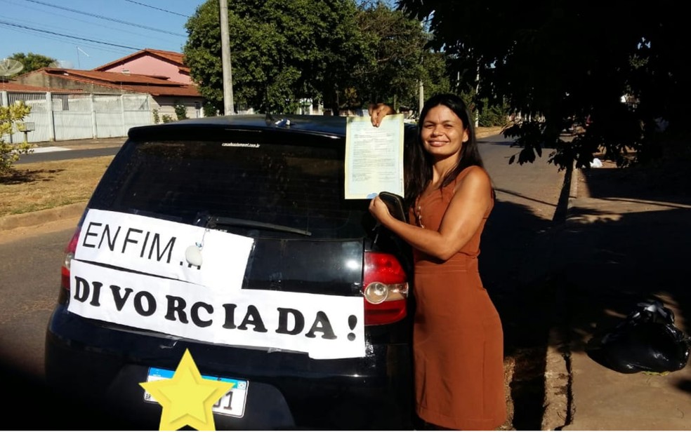 ‘Enfim divorciada’, diz faixa de professora para comemorar separação  