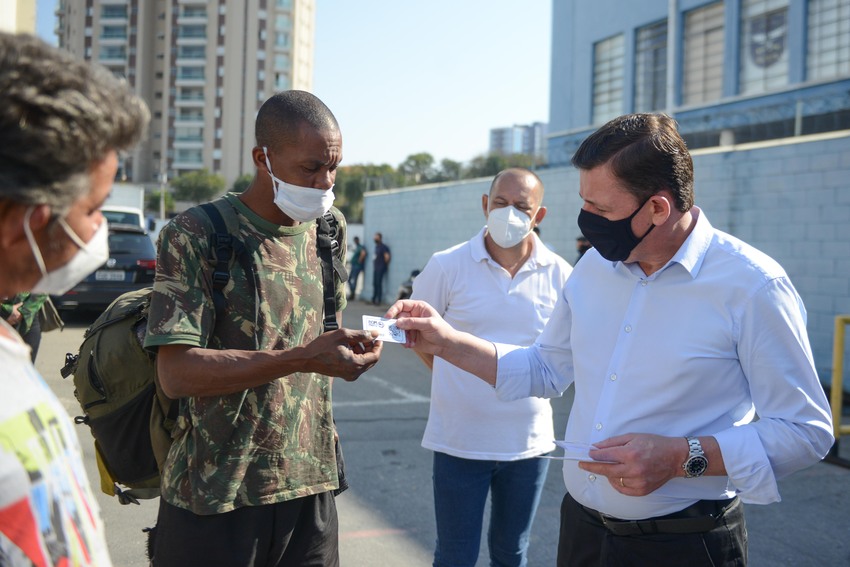 S.Bernardo entrega cartão de gratuidade no Bom Prato a moradores de rua