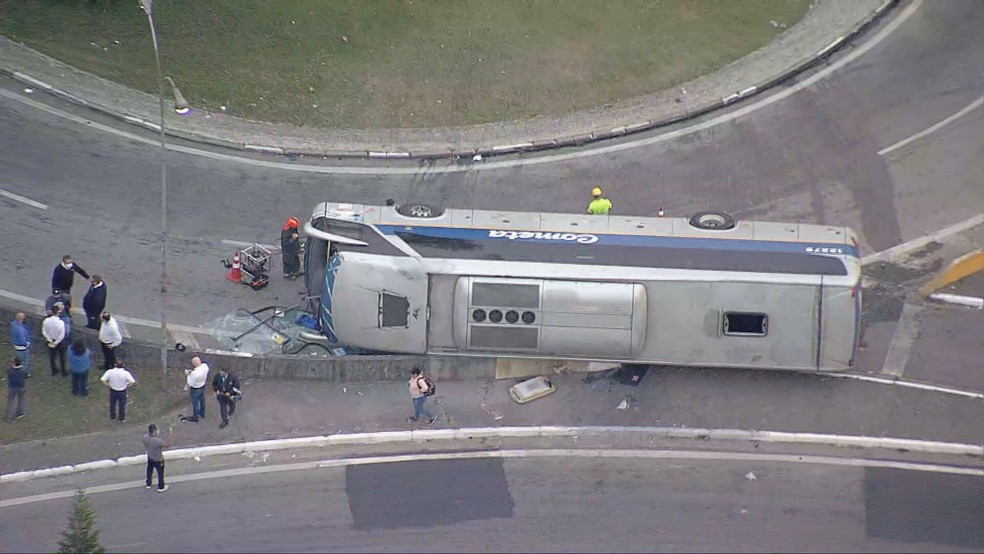 Ônibus tomba em alça de acesso no Demarchi, em S.Bernardo, e 9 se ferem