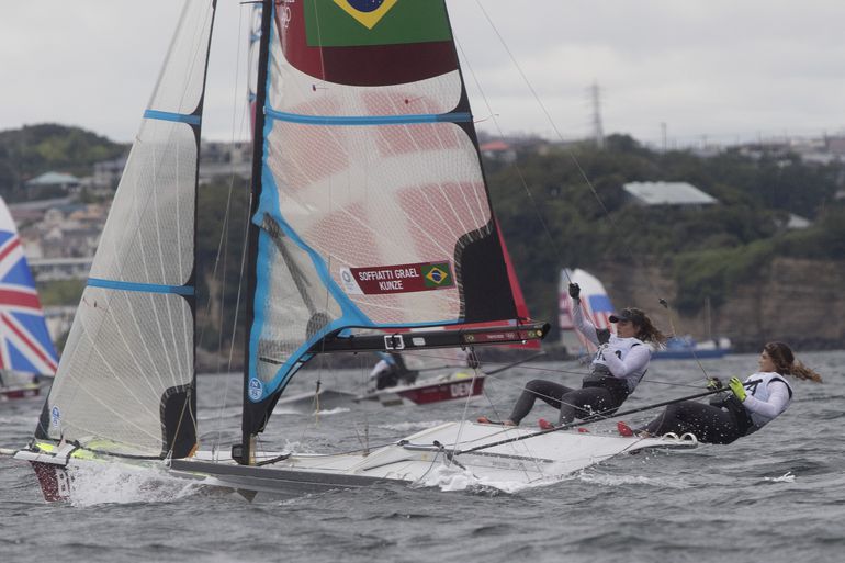 Martine Grael e Kahena Kunze conquistam a medalha de ouro na vela