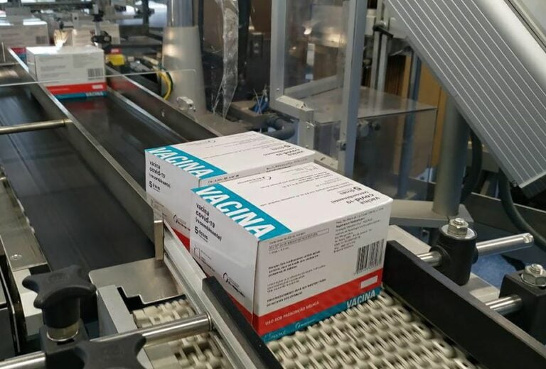 Fiocruz volta a entregar doses da vacina contra covid-19