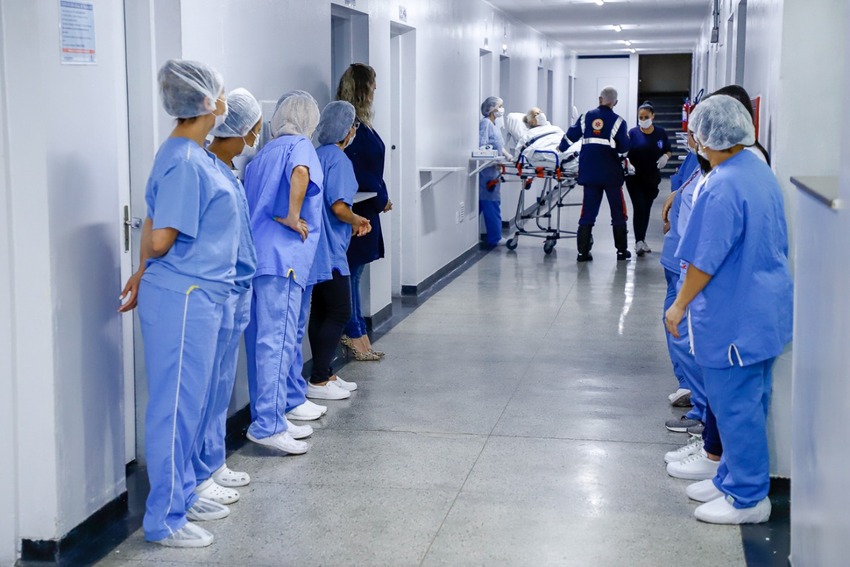 Vídeo: Idosa de 90 anos é a última a ter alta do Hospital de Campanha de S.Caetano