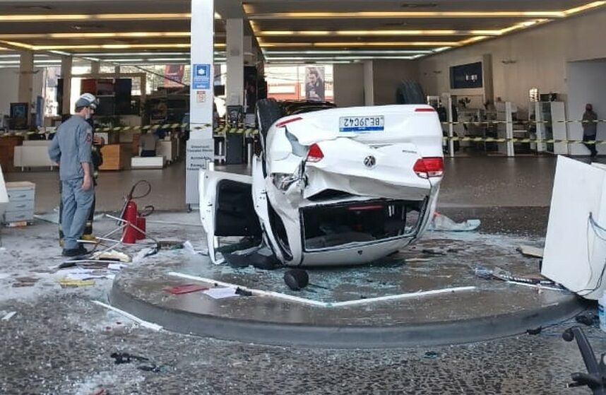 Vídeo mostra momento em que carro cai sobre funcionárias de concessionária