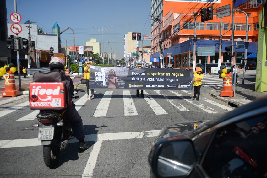 Motos colidem em cruzamento de semáforo e 2 se ferem em S.Bernardo