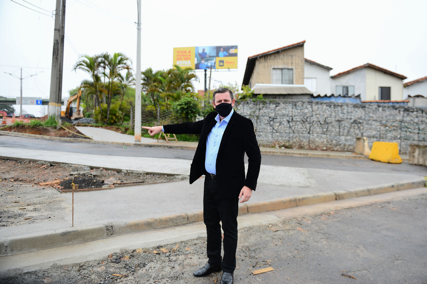 Prefeito Orlando Morando vistoria obra de acesso no Km 19 da Anchieta