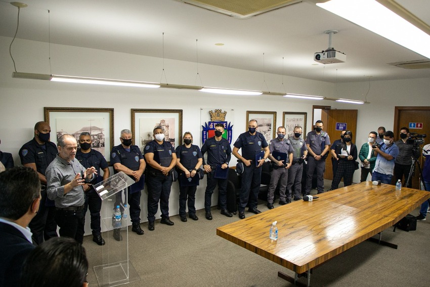 Tite homenageia GCMs e PMs que resgataram 2 bebês em carro roubado