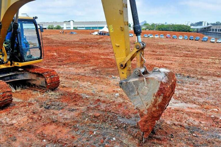 Retroescavadeira trabalha em construção em terreno de Santo André