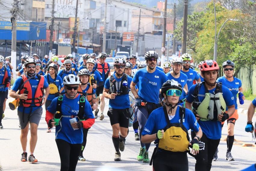 Atletas correndo de uniforme azul na competição Haka Race 2021