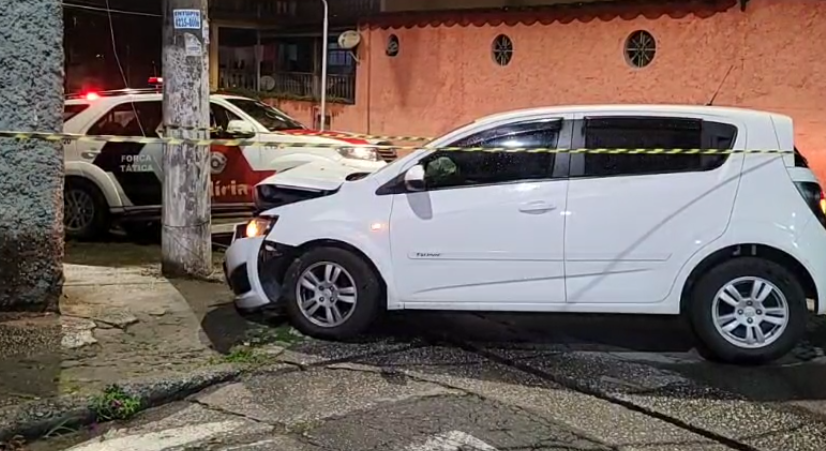 Carro banco bate em poste