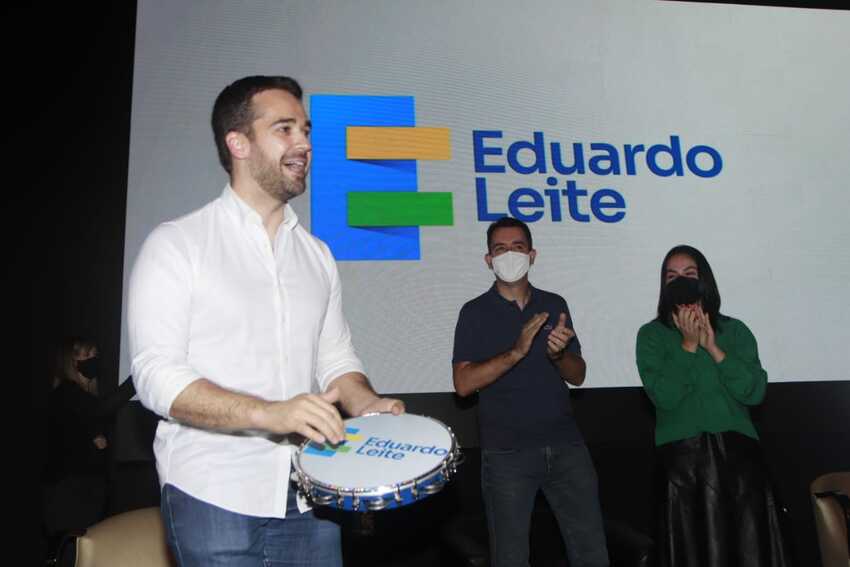 governador eduardo leite toca pandeiro