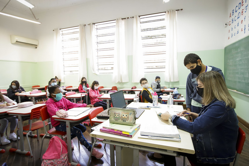 educadores em salas de aula com alunos