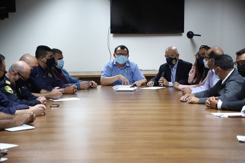 secretários e vereadores de Diadema durante reunião