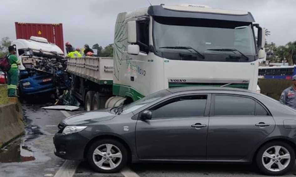 Acidente entre duas carretas e um carro causa uma morte na Via Anchieta