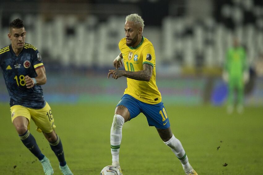 Neymar sente coxa esquerda durante treino e não enfrenta Argentina