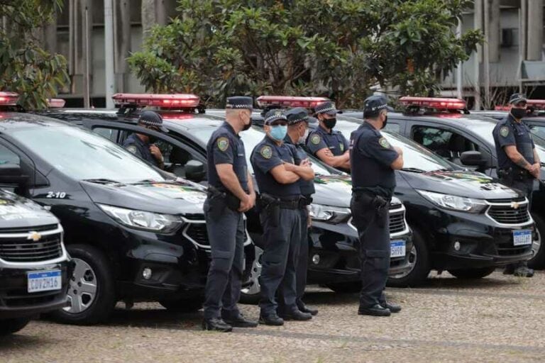 policiais nas ruas