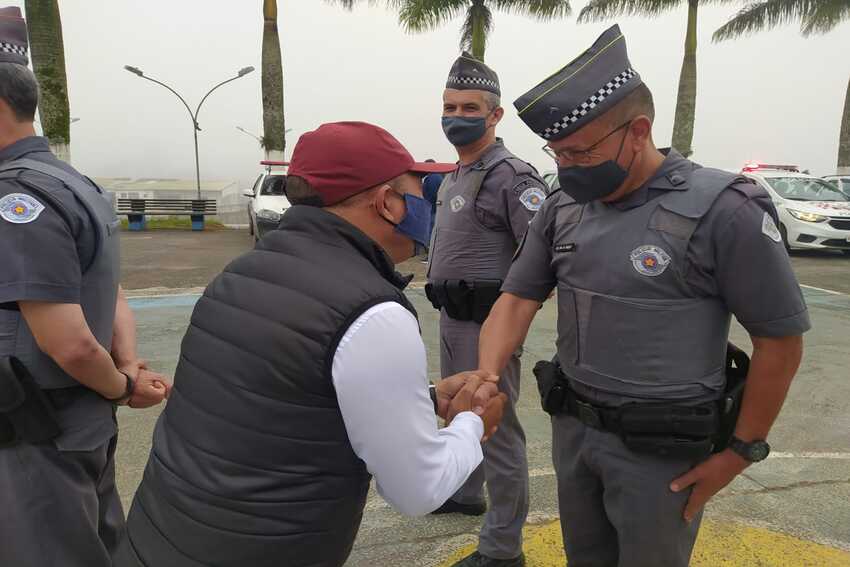 claudinho da geladeira cumprimenta PM