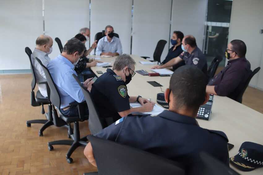 reunião na prefeitura com policiais