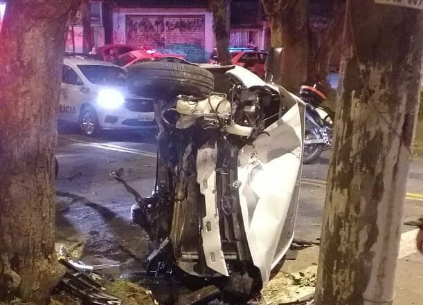 Menores de 13 e 15 anos roubam carro e colidem em árvore em Sto.André