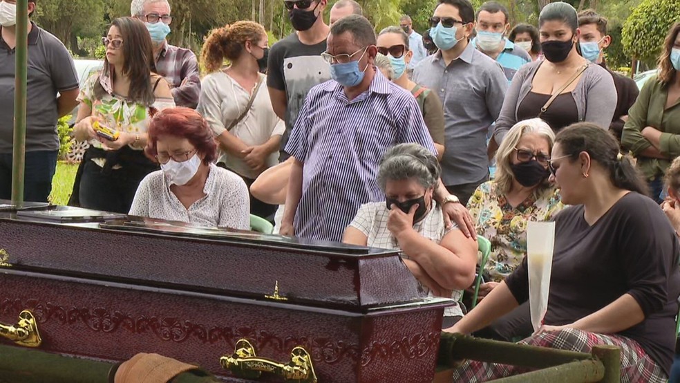 Corpos de tripulantes de avião que levava Marília são sepultados