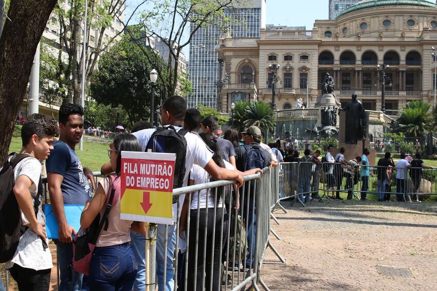 desempregados fazem fila em frente a sindicato