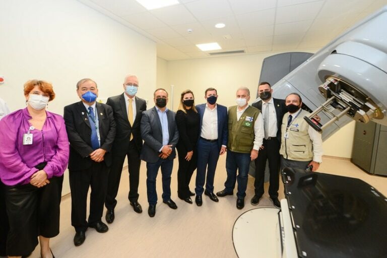 Morando e ministro Queiroga entregam 1ª radioterapia pública do ABCD