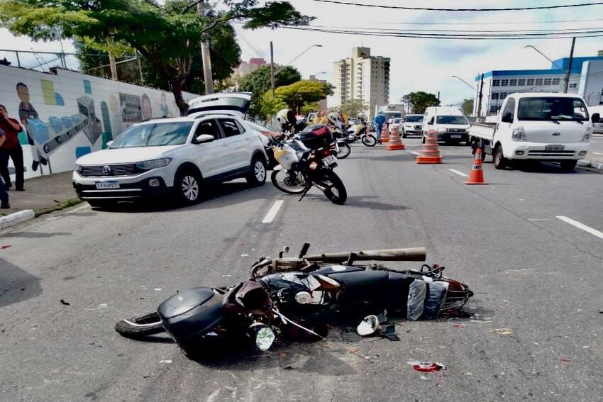 colisão de carro roubado