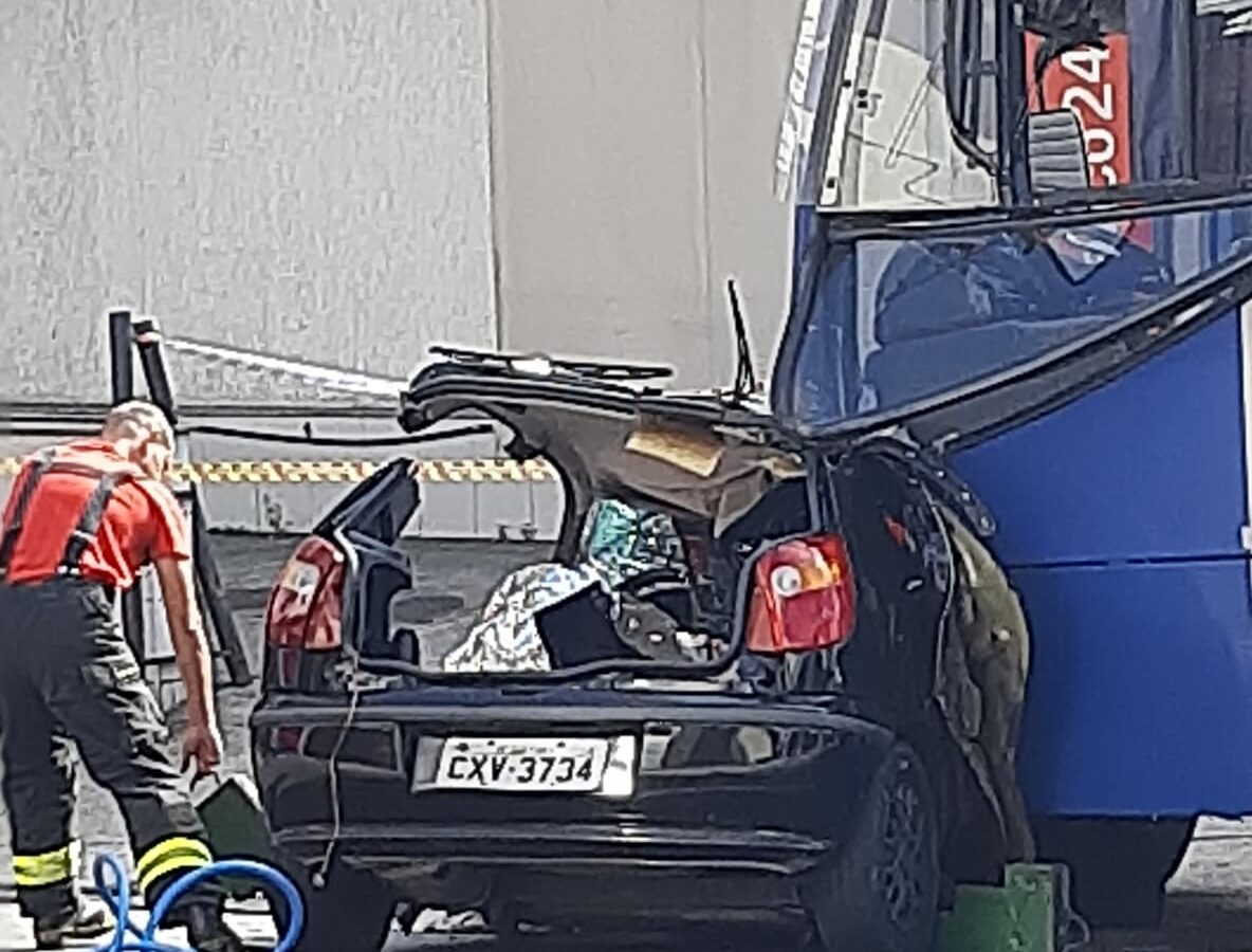 Acidente entre carro e ônibus deixa 2 mortos e 1 ferido em São Caetano