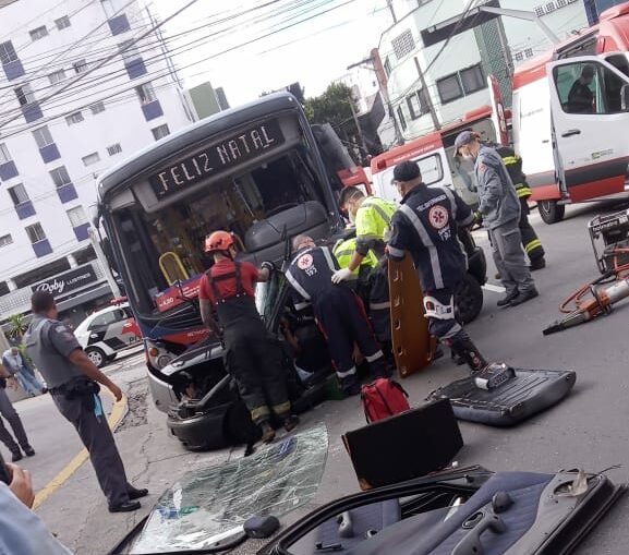 acidente de carro e ônibus