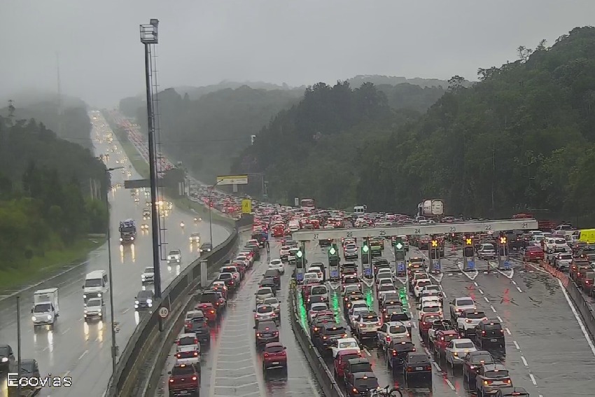 Sistema Anchieta-Imigrantes está congestionado no sentido litoral