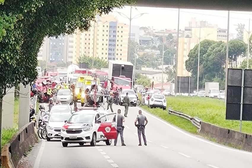 Engavetamento com quatro veículos na Via Anchieta deixa seis vítimas   