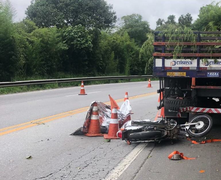 Motociclista perde a vida ao colidir em caminhão em Ribeirão Pires