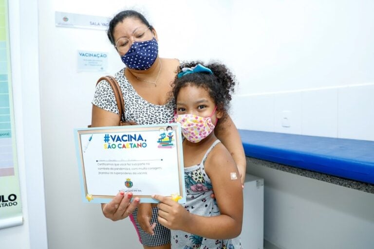 criança com certificado nas mãos