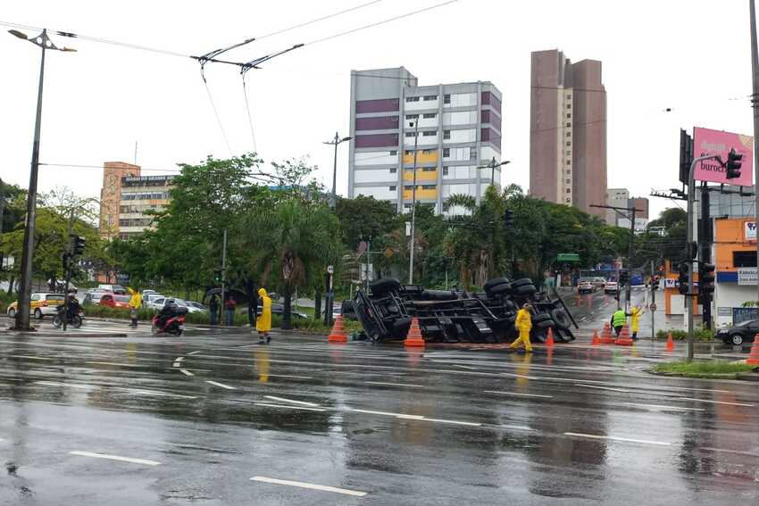 Caminhão com carga de farinha de trigo tomba em Santo André