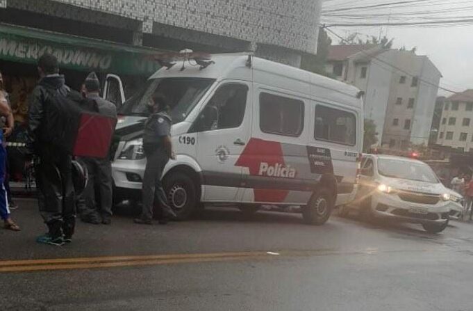 viatura na favela da fumaça