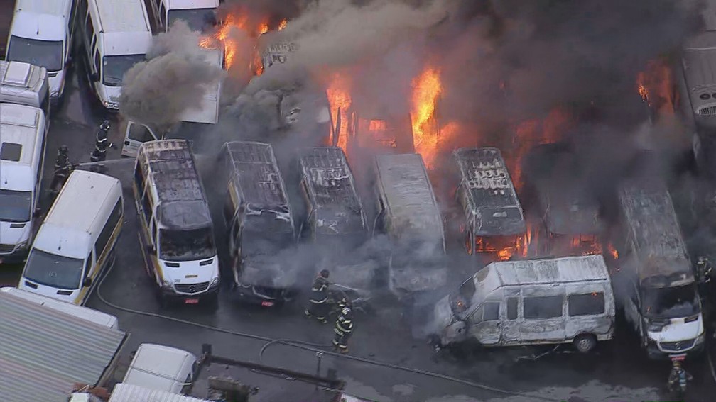 Incêndio atinge pátio de São Bernardo com 25 vans estacionadas