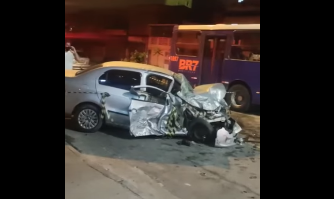 Aposentado de 70 anos colide carro com ônibus e se fere em S.Bernardo