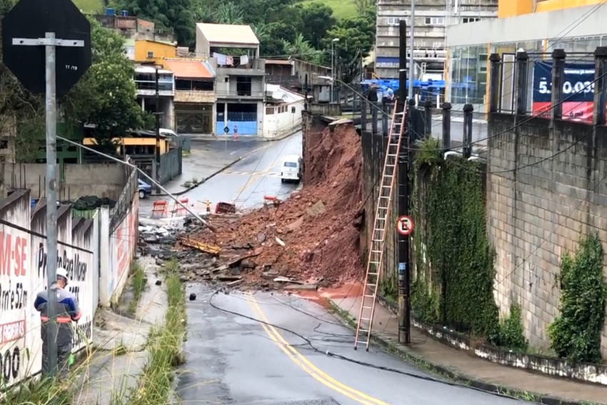 Muro desmorona com chuva e supermercado é interditado em Mauá