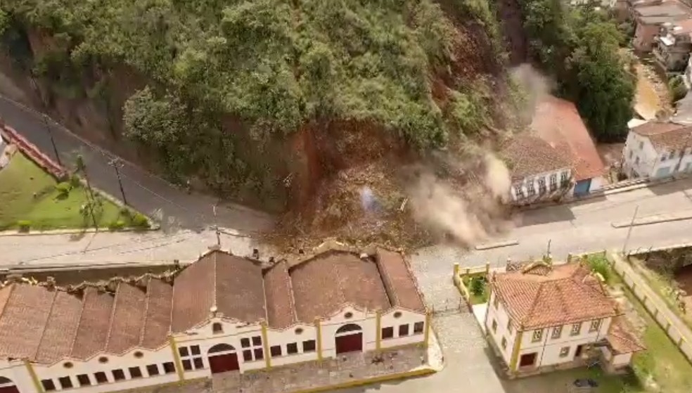 morro deslizando em cima de casarão