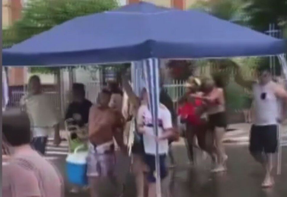 Turistas fogem de temporal com ‘tenda de praia’ no litoral e vídeo viraliza