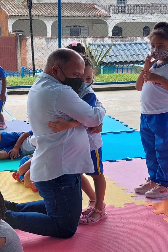 prefeito claudinho da geladeira e alunos