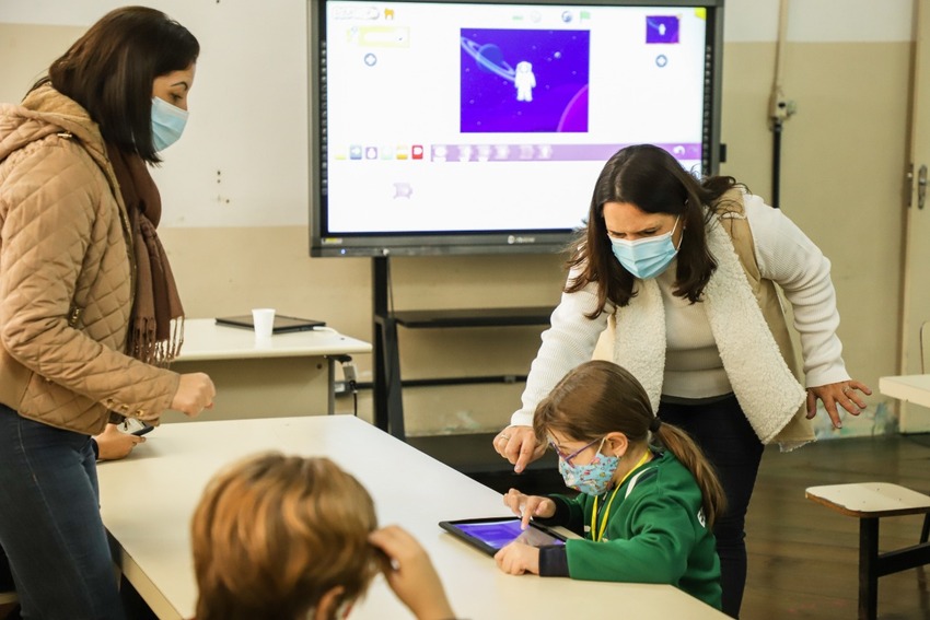 professores e alunos em sala de aula