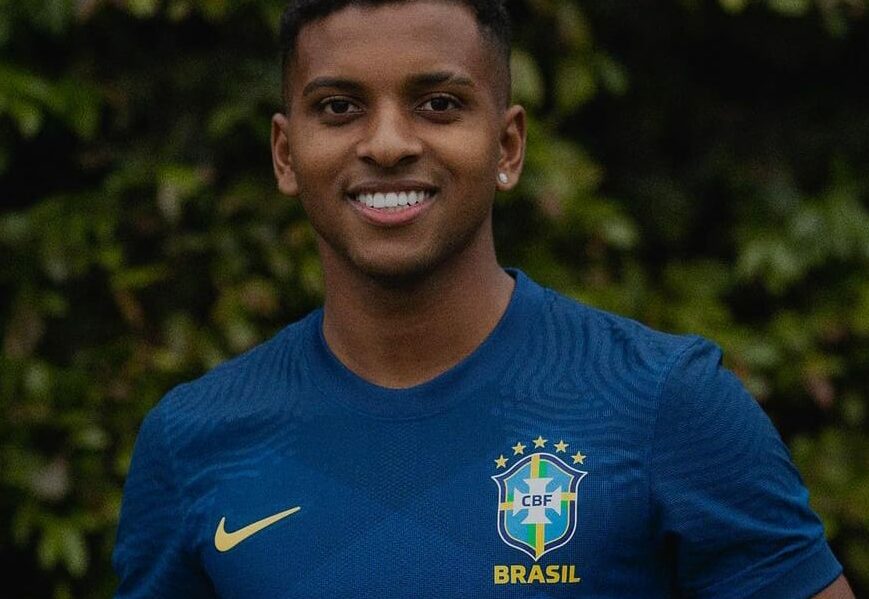 Justiça obriga atacante Rodrygo Goes a pagar pensão de gêmeos