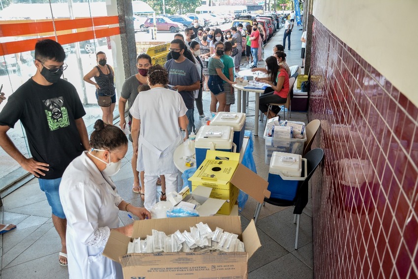 fila para vacinação contra covid em mauá