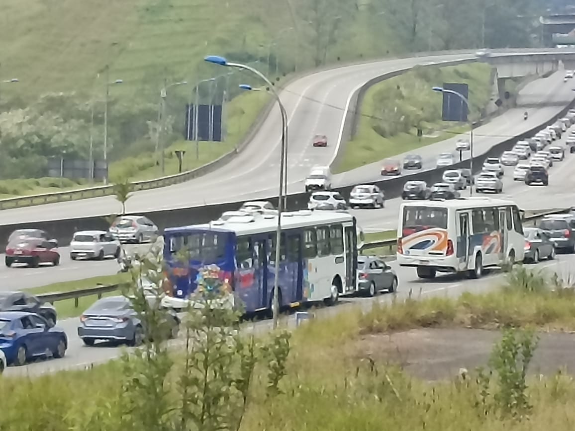 SAI registra congestionamento na direção da Baixada Santista; Veja vídeo