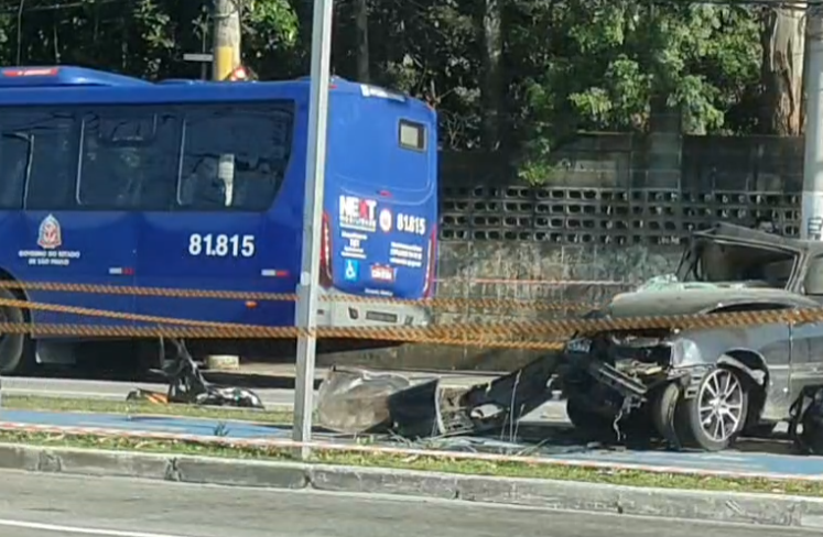 ônibus colidido com carro