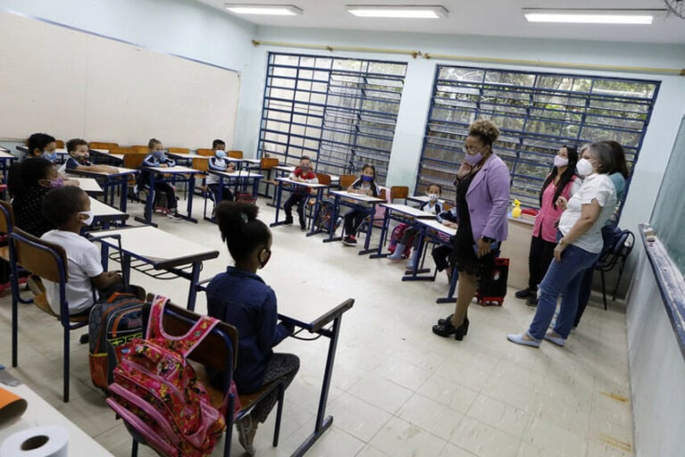 prefeita em exercício patty na sala de aula