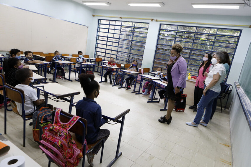 Patty acompanha volta às aulas no 1º dia como prefeita de Diadema