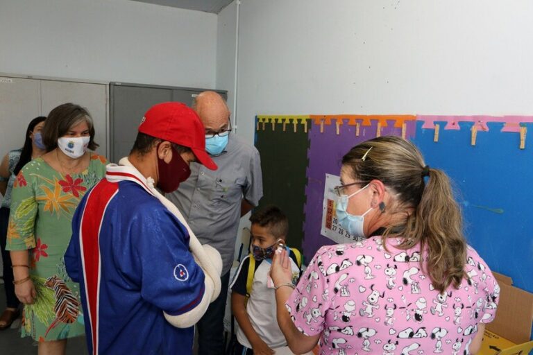 vacinação de criança na escola