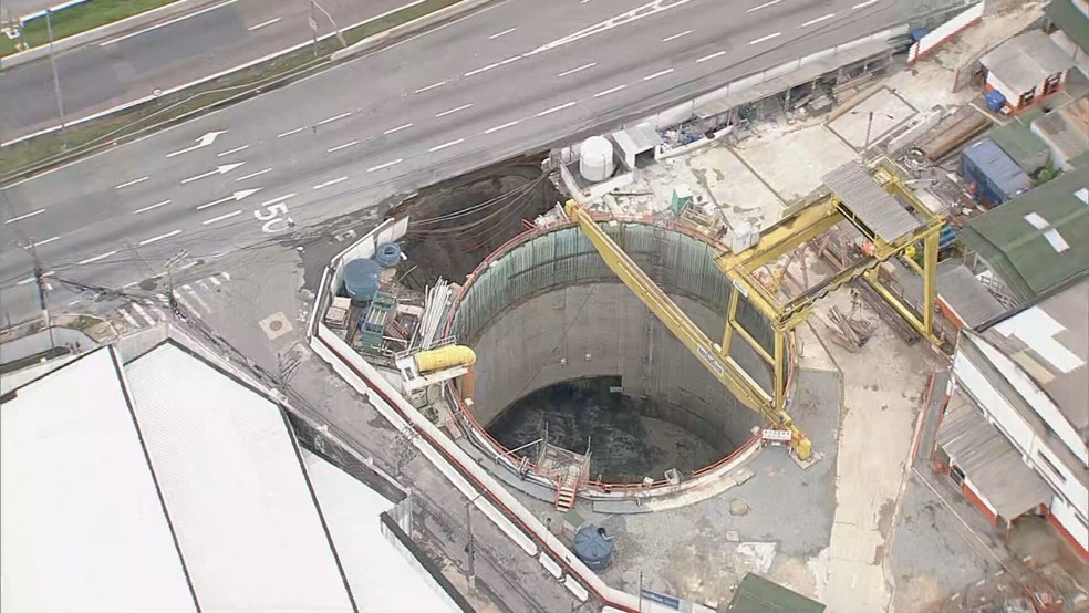 Vazamento de galeria de esgoto causou cratera na obra do Metrô, na Marginal Tietê