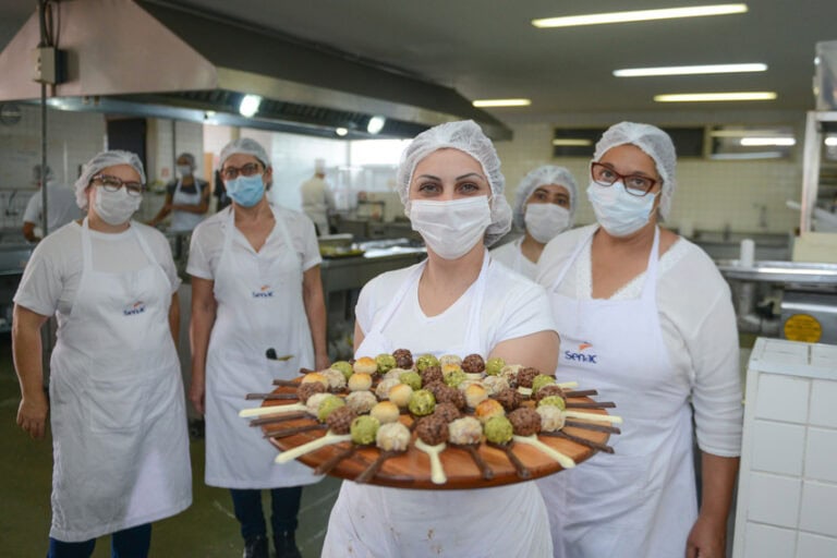 alunos de curso de confeitaria